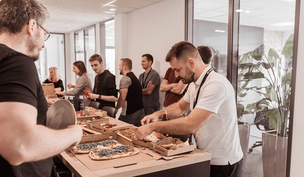 Pizza beim All Hands Meeting