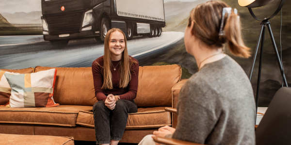 Julia und Lena beim Onboarding