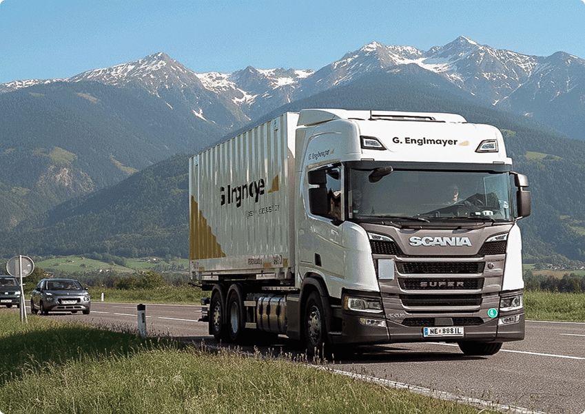 Scania Truck von G Englmayer mit Cargoboard Container vor Bergkulisse